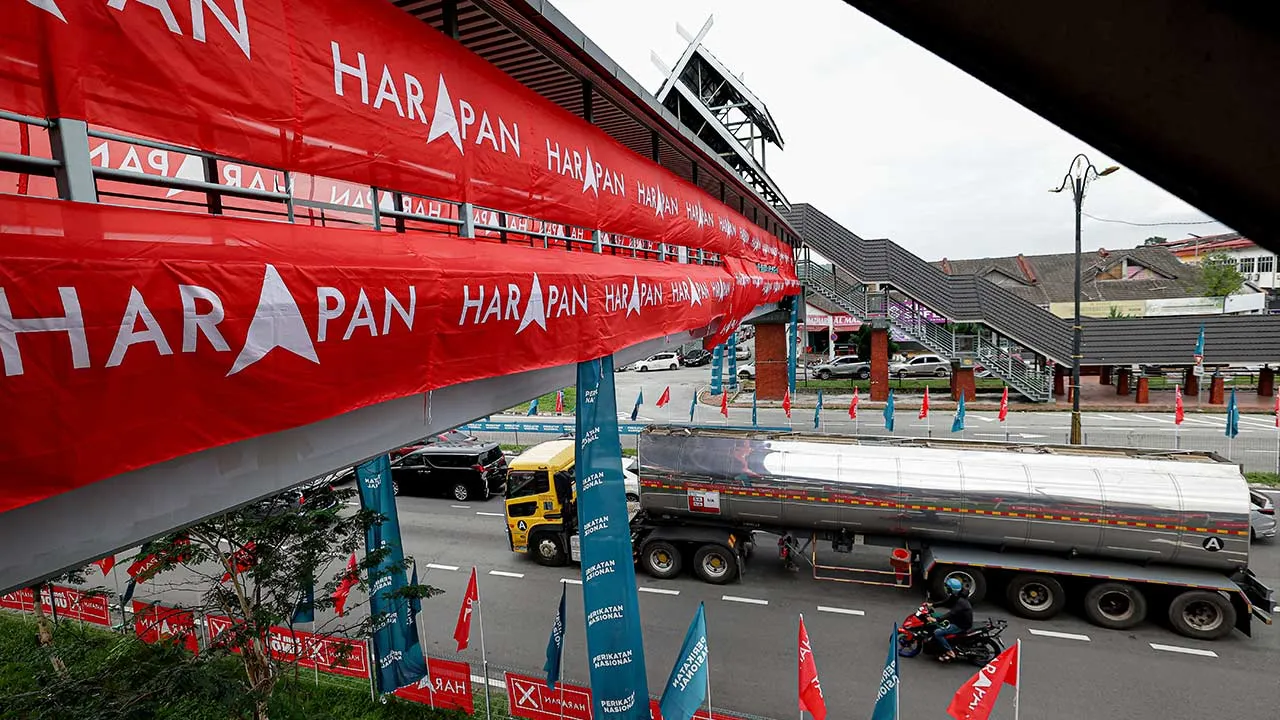 SEREMBAN, 19 Julai -- Bahang pilihan raya semakin dirasai apabila bendera-bendera parti mula memenuhi kawasan sekitar jalan raya utama menjelang Pilihan Raya Negeri (PRN) Negeri Sembilan ketika tinjauan di sekitar Ampangan hari ini.  Suruhanjaya Pilihan Raya (SPR) menetapkan pengundian awal bagi PRN berkenaan pada 28 Julai, manakala hari pengundian pada 1 Ogos.  -- fotoBERNAMA (2026) HAK CIPTA TERPELIHARA