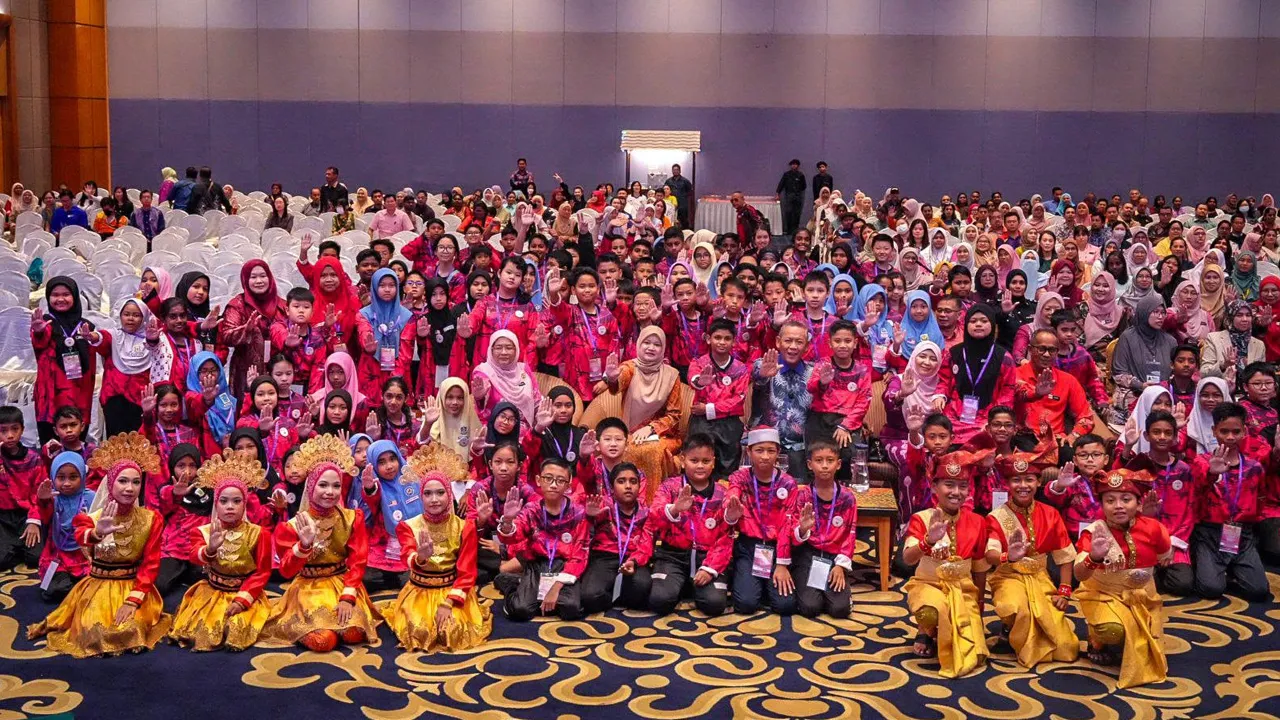 Program Mutiara Diri yang saya hadiri bersama-sama dengan YAB Menteri Besar Negeri Sembilan, Dato' Seri Utama Haji Aminuddin Harun pada hari ini bukan sekadar program biasa, ia adalah pendekatan advokasi yang sangat signifikan dalam mendepani isu keselamatan anak-anak di sekolah.