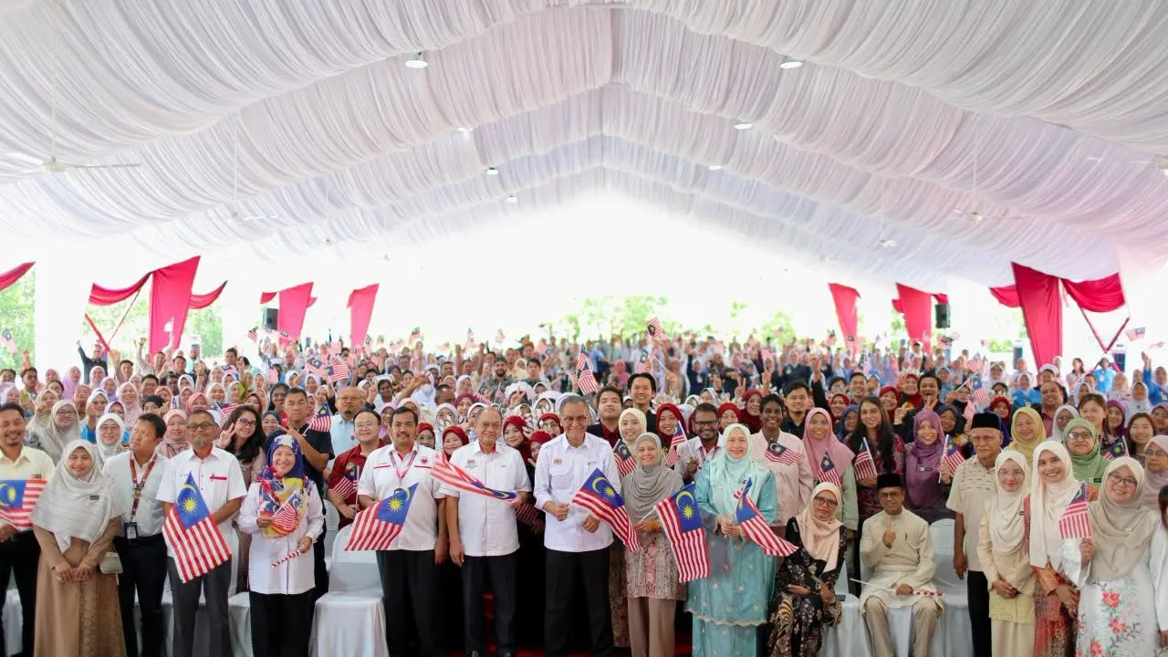 Alhamdulillah, meneruskan momentum semalam, pagi ini saya berkesempatan pula menyantuni wira-wira barisan hadapan kita di Hospital Tuanku Ampuan Najihah (HTAN), Kuala Pilah bersempena dengan Program Semarak Merdeka Kementerian Kesihatan Malaysia.