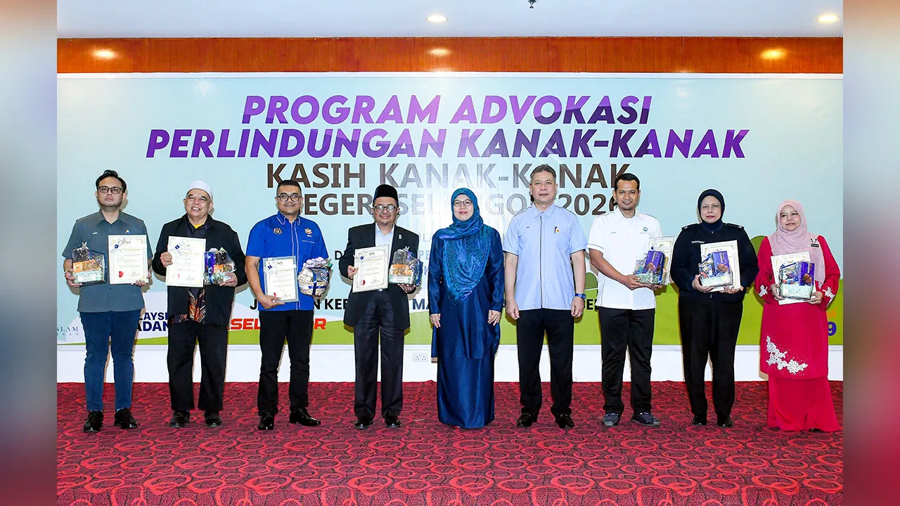 SHAH ALAM, 27 Julai -- Exco Pembangunan Wanita dan Kebajikan Masyarakat Negeri Selangor Anfaal Saari (lima kanan) dan Pengarah Kebajikan Masyarakat Negeri Selangor Azmir Kassim (empat kanan) bergambar bersama rakan strategik ketika hadir ke Program Advokasi Perlindungan Kanak-Kanak Kasih Kanak-Kanak Negeri Selangor 2026 di Dewan Jubli Perak Sultan Abdul Aziz Shah, Shah Alam hari ini.  -- fotoBERNAMA