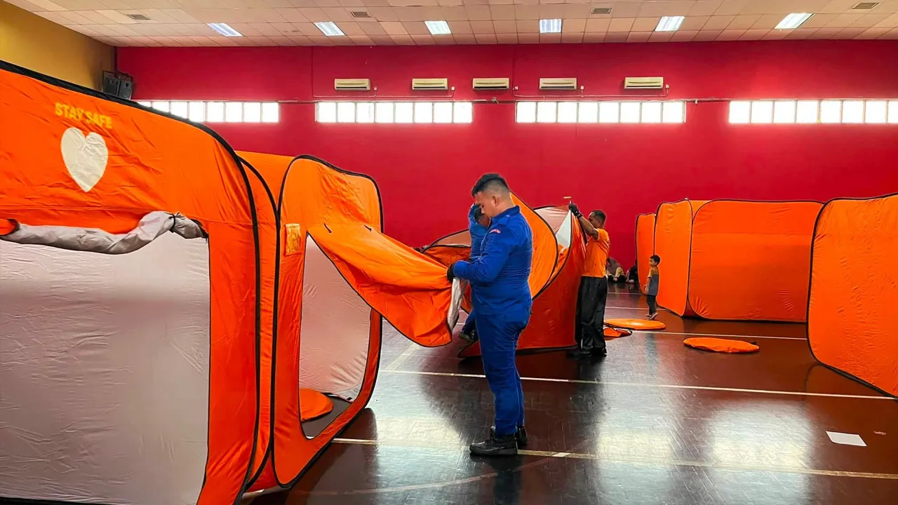 Angkatan Pertahanan Awam Malaysia (APM) Negeri Sabah melalui Pejabat Daerah Pertahanan Awam (PDPA) Tawau terus mempergiatkan operasi pemindahan dan pengurusan mangsa banjir susulan hujan berterusan yang mengakibatkan beberapa kawasan di daerah Tawau dilanda banjir._FB Angkatan Pertahanan Awam Malaysia - APM Negeri Sabah