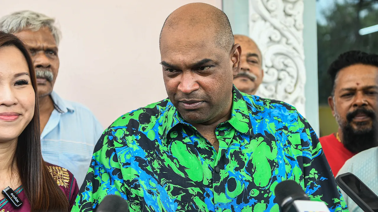 JOHOR BAHRU, 4 Julai -- Menteri Sumber Manusia Datuk Seri R. Ramanan bercakap kepada pemberita selepas Majlis Beramah Mesra bersama Masyarakat Permas di Kuil Sree Maha Mariamman Taman Megah Ria, Kota Puteri hari ini.  -- fotoBERNAMA (2026) HAK CIPTA TERPELIHARA