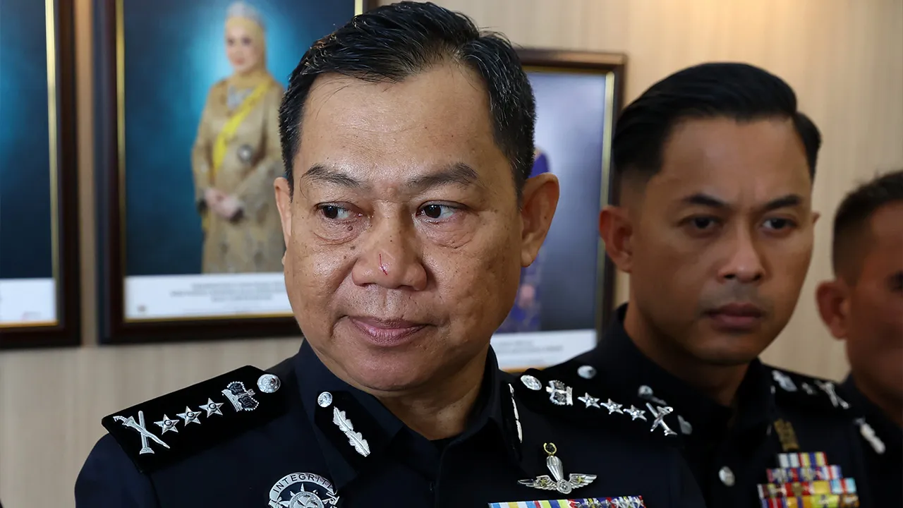 JOHOR BAHRU, 30 Julai -- Ketua Polis Johor Datuk Ab Rahaman Arsad ketika sidang media selepas Majlis Perhimpunan Bulanan Polis Kontinjen Johor di Dataran Kawad Ibu Pejabat Polis Kontinjen Johor hari ini.