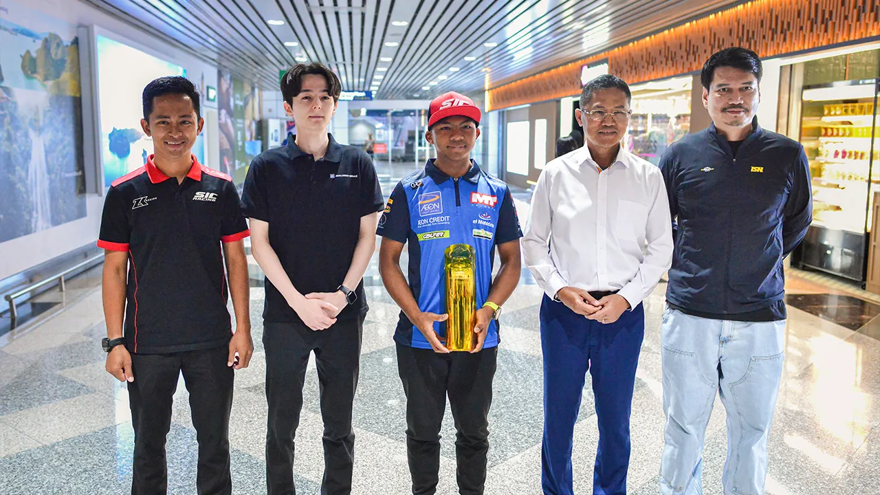 SEPANG, 14 Julai -- Ketua Setiausaha Kementerian Belia dan Sukan, Datuk Rahimi Ismail (dua,kanan) bergambar bersama Pelumba Moto3 negara Muhammad Hakim Danish Ramli (tengah) sejurus ketibaannya di Lapangan Terbang Antarabangsa Kuala Lumpur (KLIA), hari ini._BERNAMA