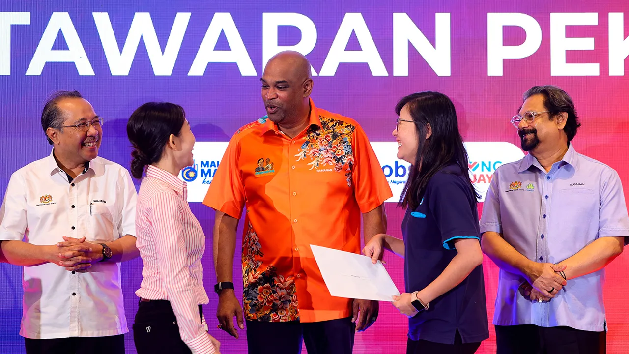 SEREMBAN, 7 Julai -- Menteri Sumber Manusia Datuk Seri R. Ramanan beramah mesra bersama penerima surat tawaran pekerjaan pada Majlis Perasmian Karnival Lindung Kerjaya MADANI di Bandar Sri Sendayan hari ini.