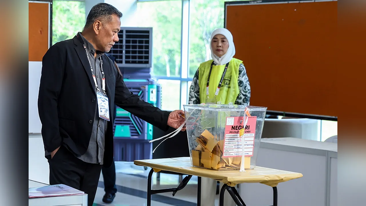 JOHOR BAHRU, 11 Julai -- Pengerusi Suruhanjaya Pilihan Raya (SPR) Datuk Seri Ramlan Harun (kiri) meninjau proses pengundian di kawasan Dewan Undangan Negeri (DUN) N52 Senai sempena Pilihan Raya Negeri (PRN) Johorke-16 di Pusat Pengundian Perpustakaan Raja Zarith Sofiah, Universiti Teknologi Malaysia (UTM) Skudai hari ini.  --fotoBERNAMA (2026) HAK CIPTA TERPELIHARA