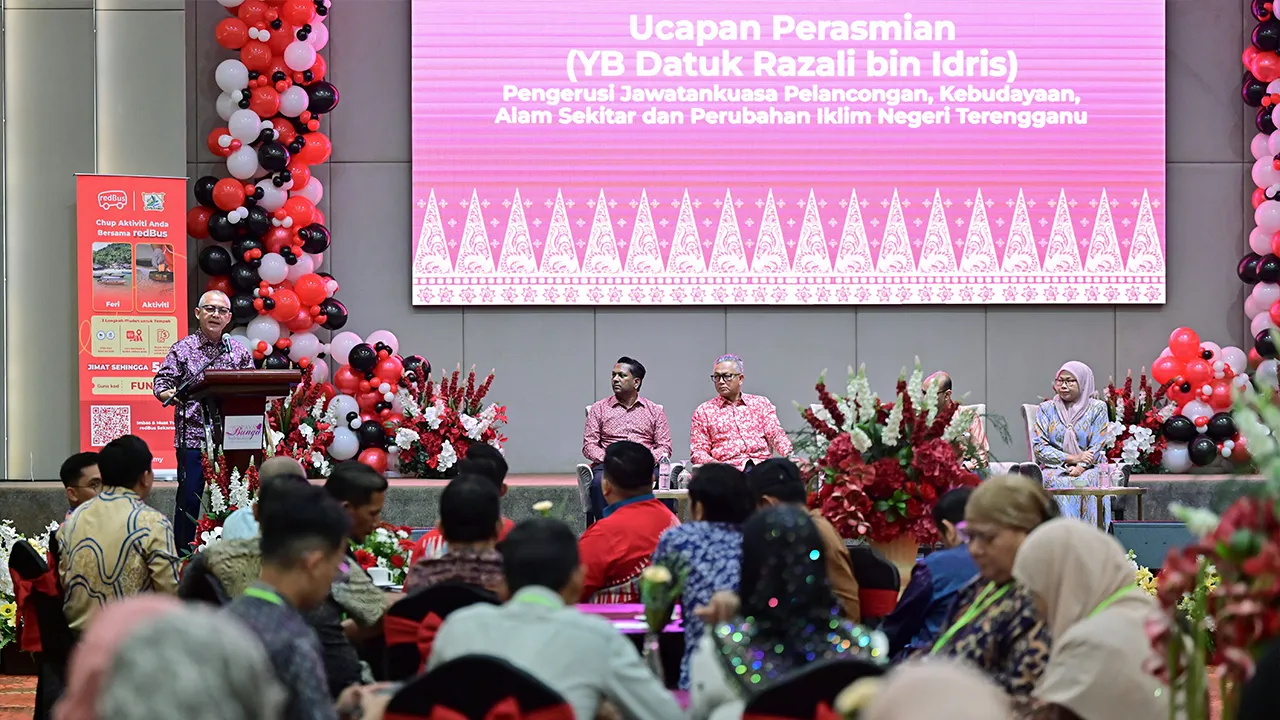 KUALA TERENGGANU, 23 Julai -- Pengerusi Jawatankuasa Pelancongan, Kebudayaan, Alam Sekitar dan Perubahan Iklim Terengganu Datuk Razali Idris berucap pada program Digitalisasi Pelancongan Terengganu Bersama MALAYSIA hari ini._BERNAMA