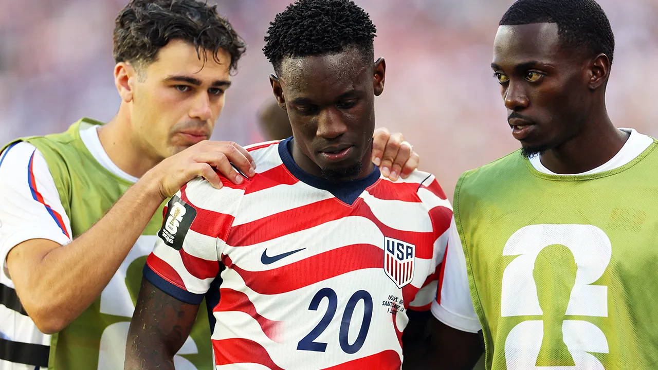Soccer Football - FIFA World Cup 2026 - Round of 32 - United States v Bosnia and Herzegovina - San Francisco Bay Area Stadium, Santa Clara, California, U.S. - July 1, 2026 Folarin Balogun of the U.S. is consoled by Giovanni Reyna and Timothy Weah after receiving a red card REUTERS/Carlos Barria