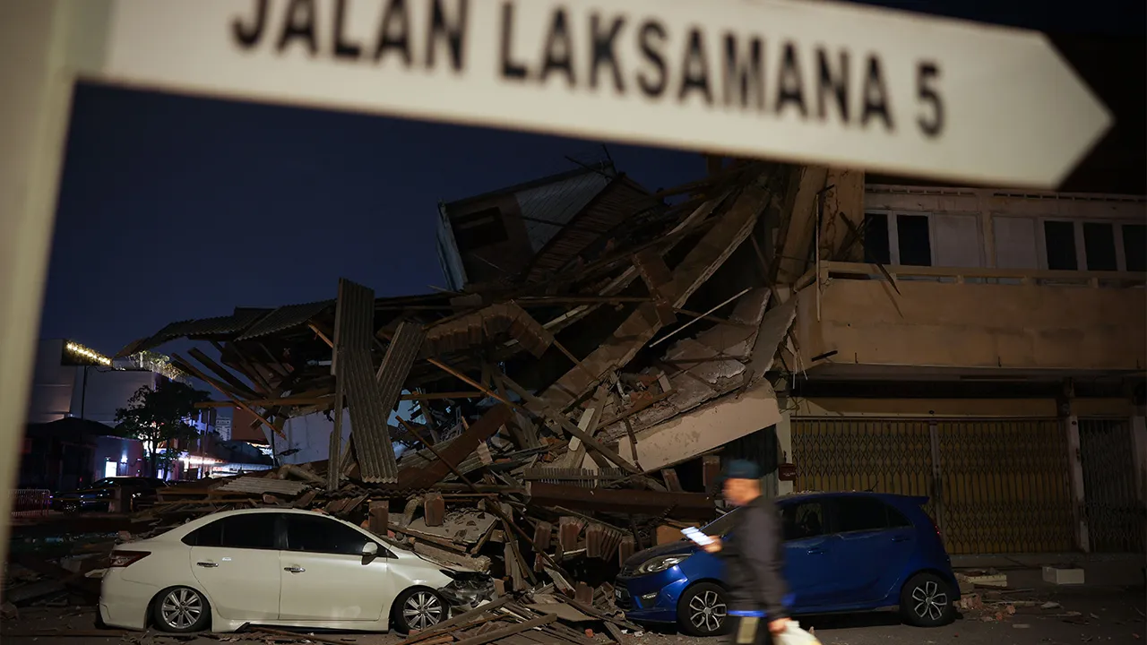 MELAKA, 18 Julai -- Dua buah kenderaan dilihat terjejas akibat terkena runtuhan struktur bangunan rumah kedai dua tingkat di Taman Kota Laksamana di sini, petang tadi._BERNAMA