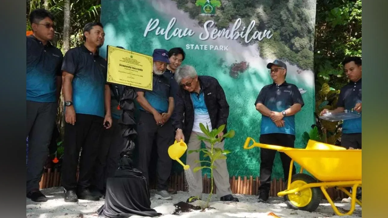 Raja Iskandar Dzurkarnain berkenan menyempurnakan penanaman pokok ambong-ambong di Pulau Lalang sempena Program Konservasi Taman Negeri Pulau Sembilan 2026 di sini pada Khamis. -- SINAR HARIAN