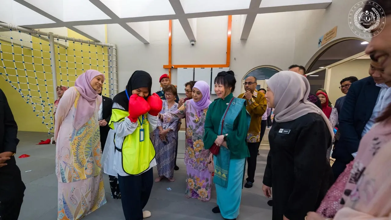 KDYMM SPB Raja Permaisuri Agong, Raja Zarith Sofiah berkenan berangkat mengiringi isteri Presiden Singapura, Puan Jane Ittogi Shanmugaratnam, dalam lawatan ke Pusat Perkhidmatan Autisme (PPA) Bangi, hari ini (14 Julai).  -- FB Sultan Ibrahim Sultan Iskandar