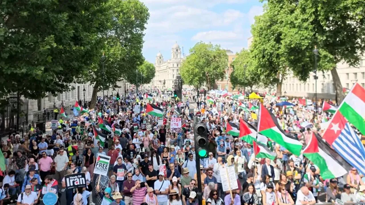 Thousands participate in a London march in support of Palestinian rights on Saturday [Courtesy of Palestine Solidarity Campaign]