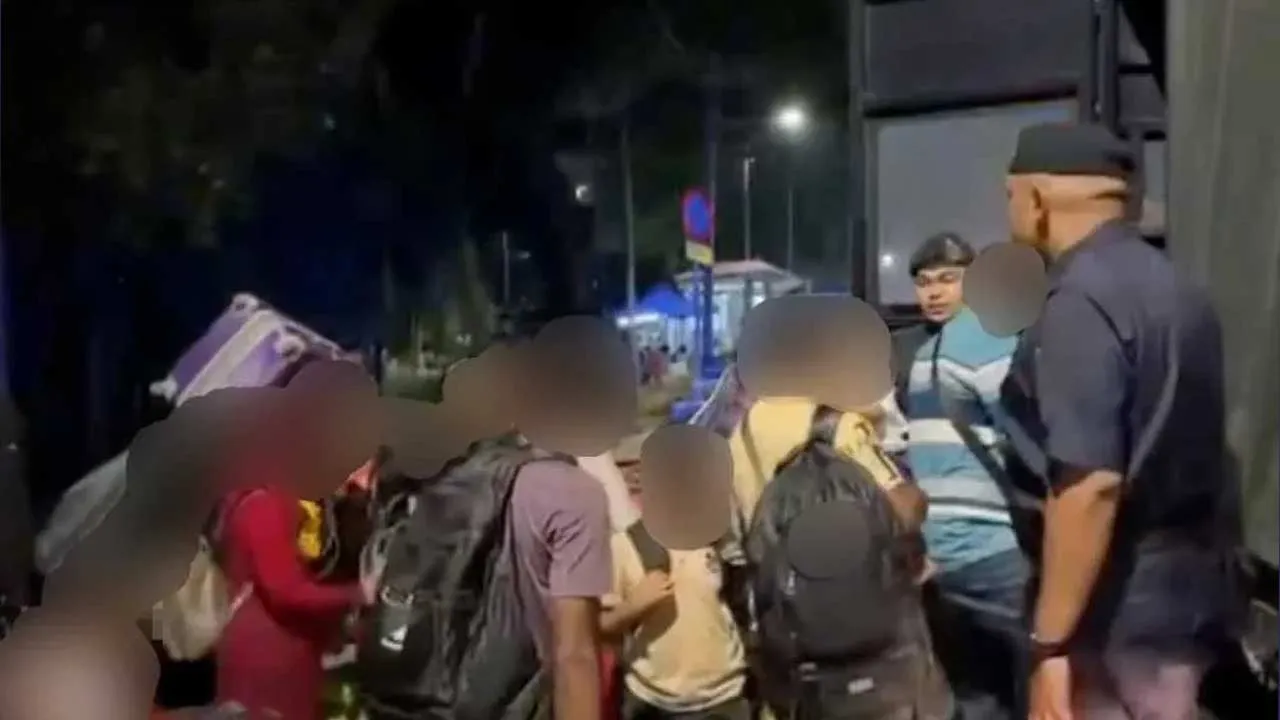Antara pelarian Rohingya yang dipindahkan menggunakan trak polis di ibu kota pada Isnin. - FOTO: Bernama