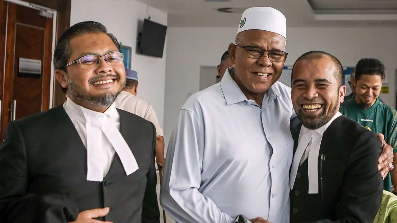 KANGAR, 8 Julai -- Mahkamah Tinggi di sini hari ini membatalkan saman pemula yang difailkan oleh tiga bekas wakil rakyat terhadap Speaker Dewan Undangan Negeri (DUN) Perlis Rus’sele Eizan kerana mengisytiharkan kekosongan luar jangka bagi kerusi mereka.  Hakim Datuk Mohamad Abazafree Mohd Abbas membuat keputusan itu selepas membenarkan permohonan Rus’sele atas alasan Mohd Ridzuan Hashim (bekas Ahli DUN Guar Sanji), Fakhrul Anwar Ismail (Bintong) dan Saad Seman (Chuping) mempersoalkan perkara yang secara amn