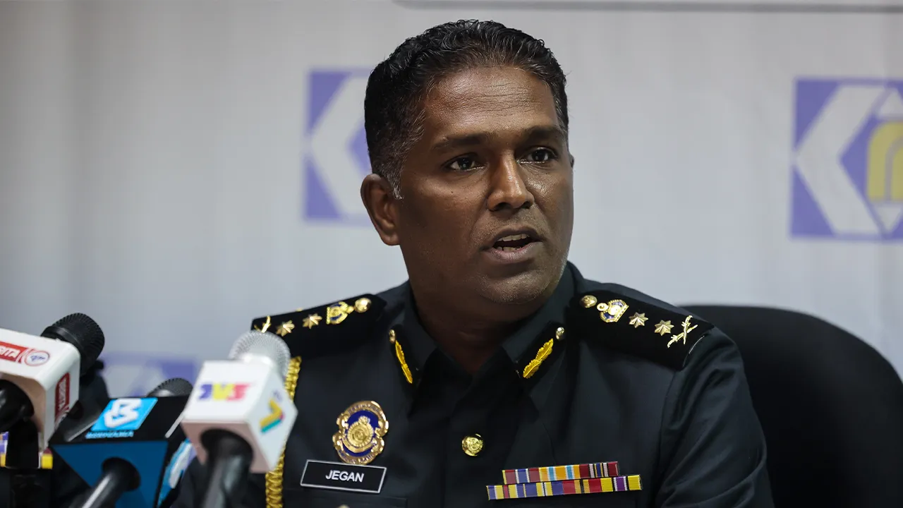 BUKIT MERTAJAM, 29 Julai -- Pengarah Kementerian Perdagangan Dalam Negeri dan Kos Sara Hidup (KPDN) Pulau Pinang S. Jegan bercakap pada sidang media berhubung perlupusan pelbagai barangan daripada 59 kes bernilai RM2.34 juta bagi tempoh enam bulan tahun ini di Kompleks Penyimpanan KPDN negeri hari ini.  Jegan berkata, barangan itu adalah hasil rampasan melibatkan pelbagai kesalahan di bawah Akta Kawalan Bekalan 1961, Akta Perihal Dagangan 2011, Akta Timbang dan Sukat 1972, Akta Kawalan Harga dan Antipencatu