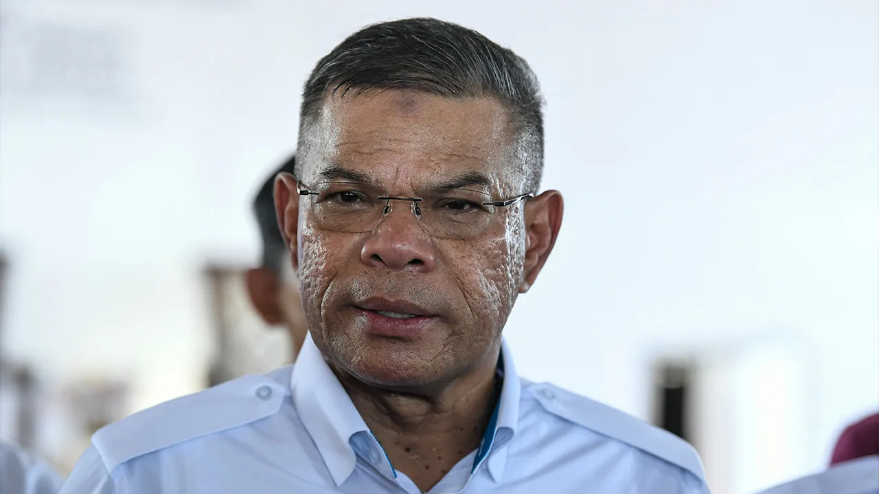 BUKIT KAYU HITAM, 30 Julai -- Menteri Dalam Negeri Datuk Seri Saifuddin Nasution Ismail memberi penerangan ketika sidang media pada Program Jelajah Aspirasi Bebas Dadah: Komuniti Felda Sihat Kedah Sejahtera di Felda Bukit Tangga, hari ini._BERNAMA