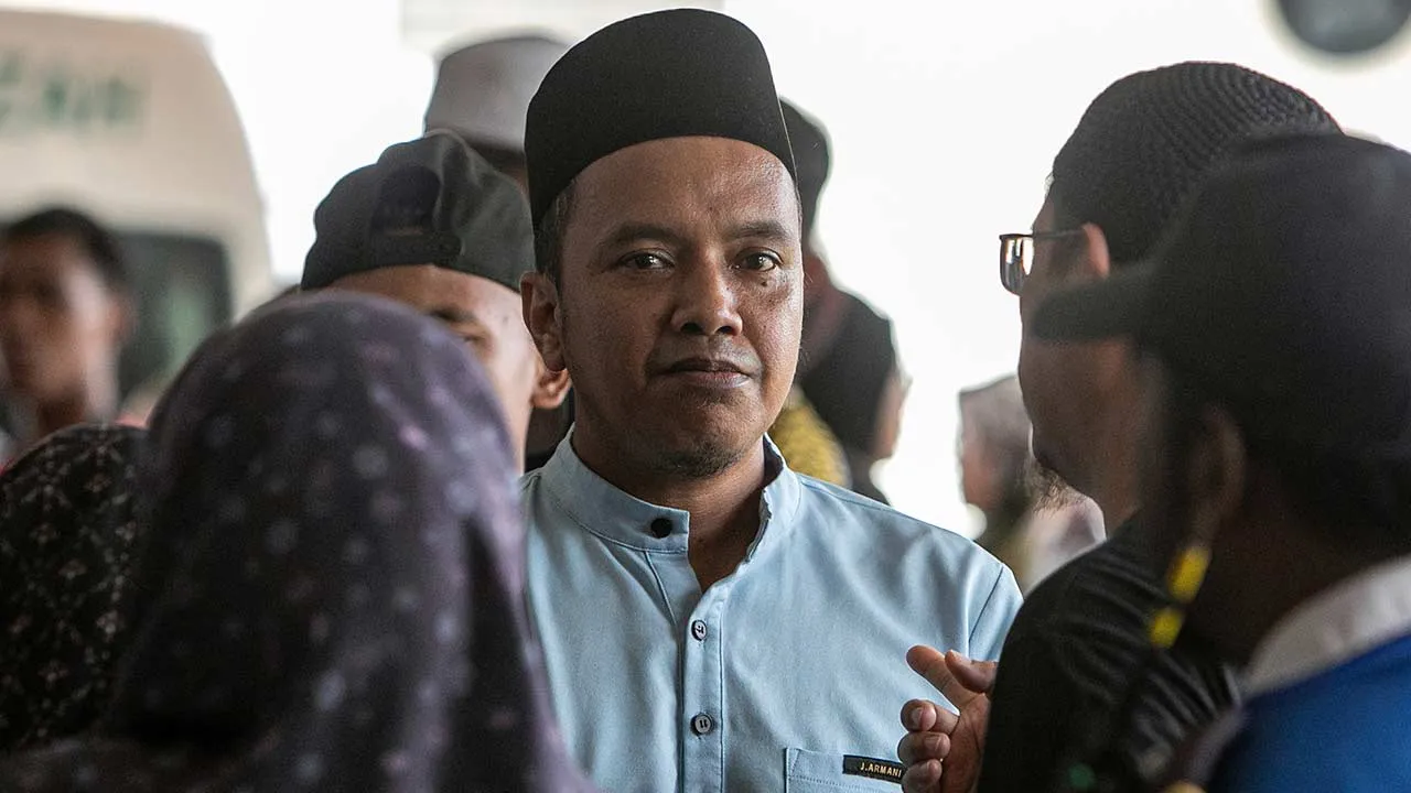 TELUK INTAN, 27 Julai -- Bapa Allahyarhamah Nur Dania Arissa Salim, 17, Salim Husain 43, (tengah) ketika ditemui di Jabatan Forensik Hospital Teluk Intan di sini hari ini.  Dua remaja perempuan maut selepas motosikal yang dinaiki mereka terbabit dalam kemalangan melibatkan dua buah kereta di Jalan Padang Tembak, Teluk Intan petang semalam.   --fotoBERNAMA (2026) HAK CIPTA TERPELIHARA
