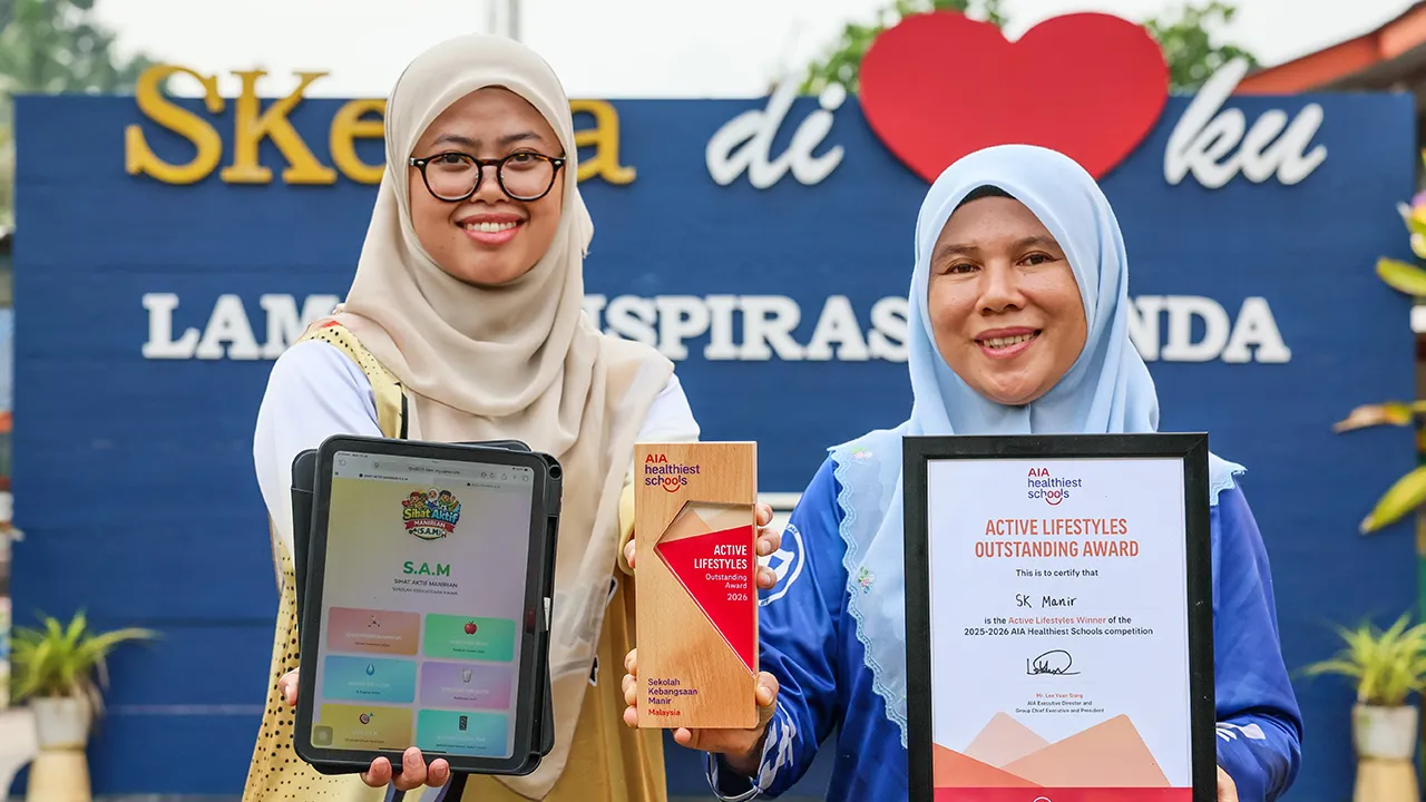 KUALA TERENGGANU, 14 Julai -- Guru Sekolah Kebangsaan (SK) Manir, Zuraidah Hassim, 45, (kanan) bersama Najjah Salaamah Jusoh, 37, menunjukkan aplikasi digital Program SAM (Sihat, Aktif Manirian) serta trofi Anugerah AIA Outstanding Active Lifestyles 2026 yang dimenangi menerusi pertandingan AIA Healthiest Schools peringkat Asia Pasifik di Bangkok, Thailand pada 8 Julai.  Aplikasi yang dibangunkan pada awal Januari lepas itu diwujudkan susulan peningkatan bilangan murid mengalami lebihan berat badan, kurang 