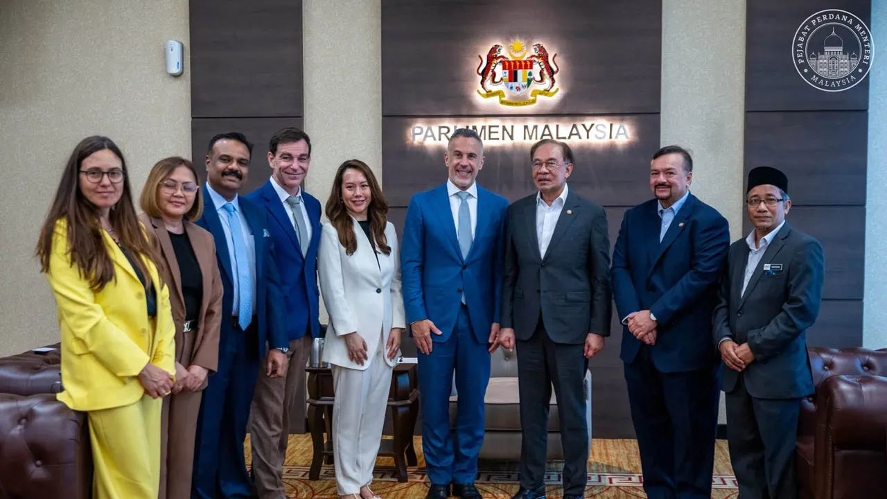  Menerima kunjungan hormat daripada Presiden Global Kejayaan Pelanggan SAP bagi Eropah, APAC, Timur Tengah dan Afrika, Emanuelle (Manos) Raptopoulos, yang mewakili SAP, peneraju global dalam aplikasi perusahaan dan kecerdasan buatan (AI), serta rakan strategik dalam memacu transformasi digital dan pembangunan bakat di Malaysia.