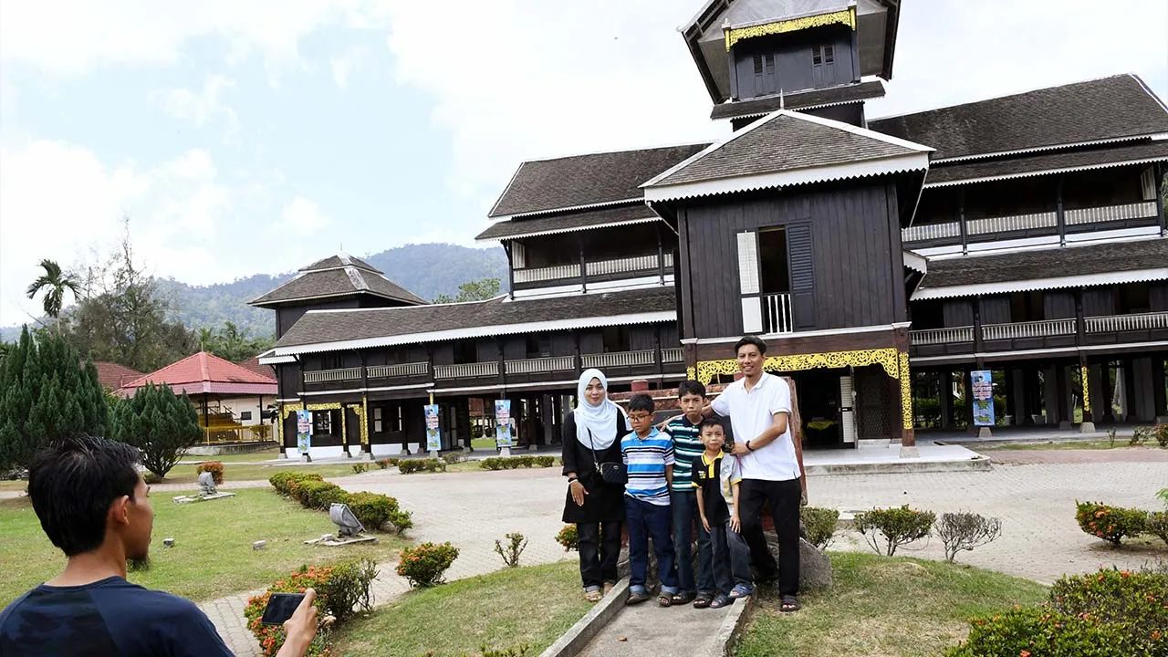 KUALA PILAH, 10 Feb -- Pengunjung merakamkan gambar di Istana Seri Menanti di Bandar Diraja Seri Menanti yang terletak 32 KM dari Bandaraya Seremban dan 14 KM dari Bandar Kuala Pilah. Istana Seri Menanti adalah antara destinasi menarik bagi para pengunjung dalam dan luar negara sempena Tahun Melawat Malaysia 2020 (VM2020). Istana Seri Menanti yang dibina pada tahun 1902 dan mempunyai seni bina unik iaitu ciri-ciri Minangkabau, berdiri megah setinggi empat tingkat tanpa mengunakan paku, hanya mengunakan samb