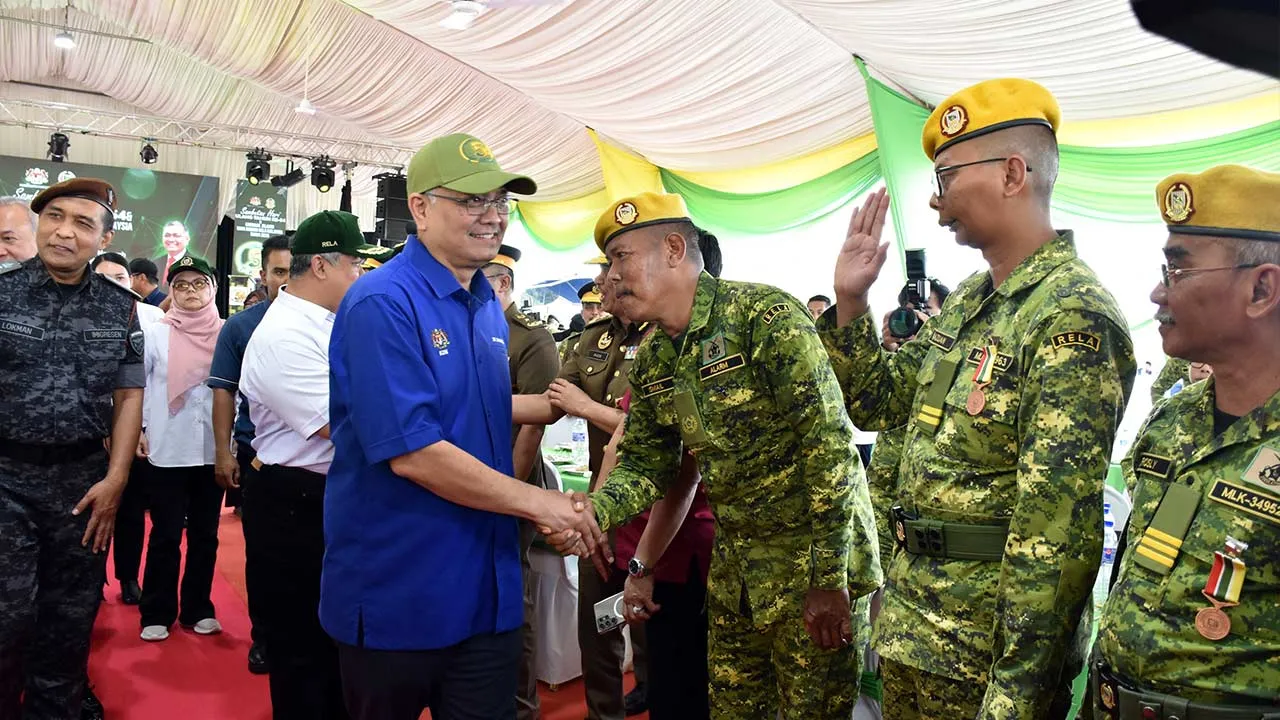 MELAKA, 12 Julai -- Timbalan Menteri Dalam Negeri Datuk Seri Dr Shamsul Anuar Nasarah (dua, kiri) menyantuni anggota Jabatan Sukarelawan Malaysia (RELA) selepas Sambutan Hari Ulang Tahun RELA ke-54 dan Karnival Jelajah Wira MADANI di Akademi Latihan RELA hari ini.  Pada majlis itu hampir 1,000 anggota RELA diraikan bagi memperingati penubuhan RELA selain menghargai warga RELA atas jasa dan pengorbanan dalam melaksanakan amanah kepada negara.  --fotoBERNAMA (2026) HAK CIPTA TERPELIHARA
