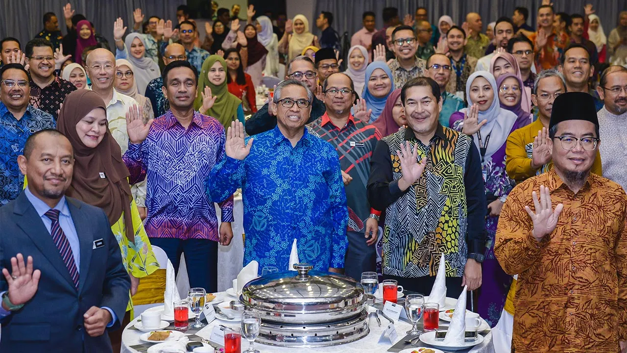 KUALA LUMPUR, 14 Julai -- Ketua Setiausaha Negara Tan Sri Shamsul Azri Abu Bakar (tengah) bergambar bersama pada Majlis Penyampaian Sijil Unggul Spine dan Apresiasi IIM 2025 di Institut Integriti Malaysia hari ini.