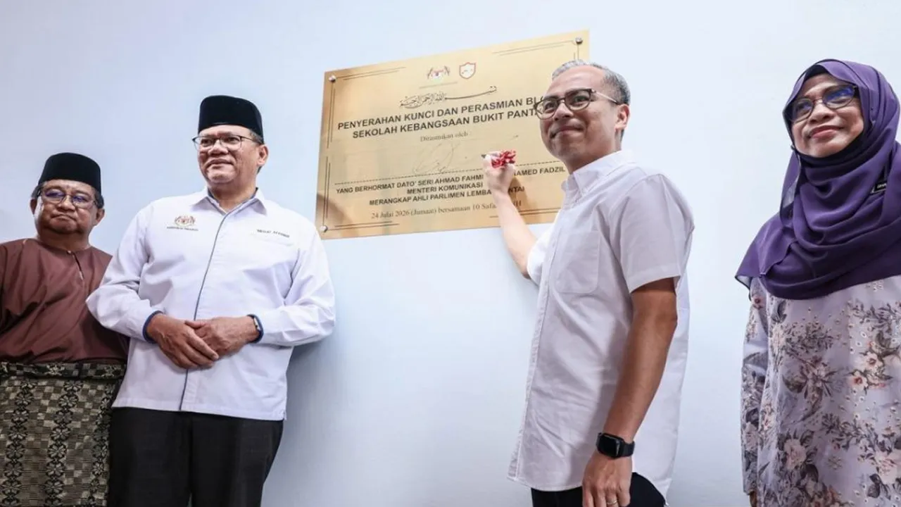 KUALA LUMPUR, 24 Julai (Bernama) -- Sekolah Kebangsaan (SK) Bukit Pantai, Bangsar hari ini menerima kunci Blok C yang dibina semula selepas bangunan asal mengalami kerosakan struktur akibat serangan anai-anai sejak beberapa tahun lepas. Ahli Parlimen Lembah Pantai Datuk Seri Fahmi Fadzil berkata pembinaan semula blok berkenaan tertangguh sebelum ini berikutan pandemik COVID-19, namun kini berjaya disiapkan.