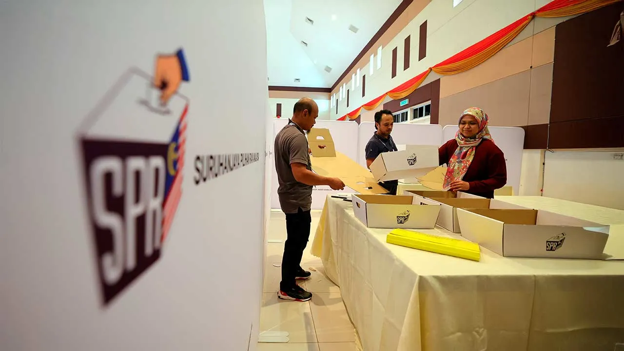 PORT DICKSON, 27 Julai -- Petugas Suruhanjaya Pilihan Raya (SPR) melakukan persiapan akhir bagi undi awal sempena Pilihan Raya Negeri (PRN) Negeri Sembilan ke-16 di Pusat Pengundian Awal Dewan Tan Sri Mohammad, Kem Segenting hari ini.  SPR telah menetapkan proses pengundian awal PRN akan dilaksanakan esok dan pusat pengundian mula dibuka pada jam 8 pagi.  --fotoBERNAMA (2026) HAK CIPTA TERPELIHARA