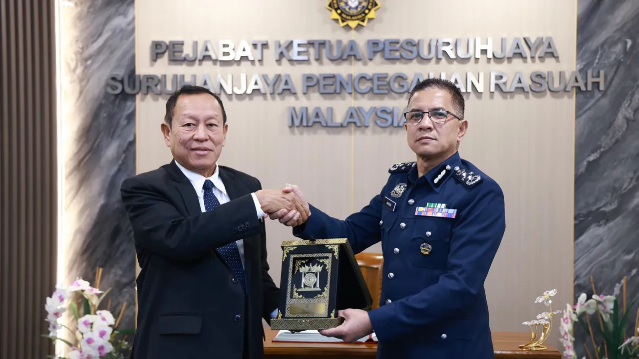 SPRM, JKDM CADANG PENUBUHAN PASUKAN PETUGAS KHAS PANTAU AKTIVITI PENGUATKUASAAN DAN KUTIPAN CUKAI Putrajaya, 15 Julai –Suruhanjaya Pencegahan Rasuah Malaysia (SPRM) dan Jabatan Kastam Diraja Malaysia (JKDM) bercadang menubuhkan pasukan petugas khas untuk memantau aktiviti penguatkuasaan dan kutipan cukai di pelabuhan strategik negara.