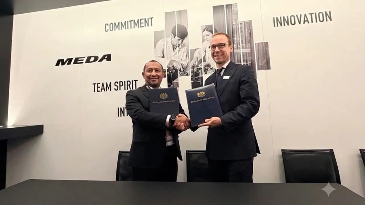 Ketua Setiausaha Kementerian Pertahanan, Datuk Lokman Hakim Ali menandatangani Surat Setuju Terima (SST) bersama MBDA France bagi perolehan sistem peluru berpandu permukaan ke udara (SAM) sempena Farnborough International Airshow 2026 di United Kingdom, Isnin lepas... kredit FB MINDEF Malaysia, Sumber: FB Kementerian Pertahanan Malaysia