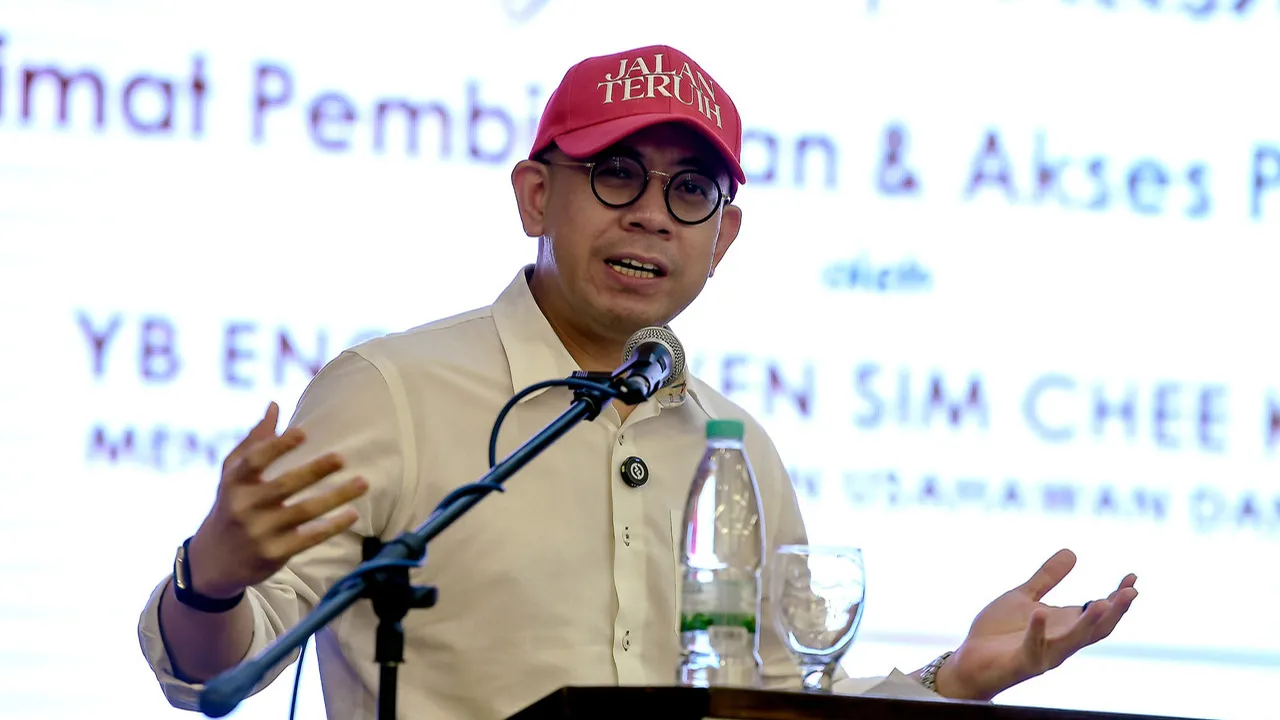 ALOR SETAR, 16 Julai -- Menteri Pembangunan Usahawan dan Koperasi Steven Sim Chee Keong menyampaikan ucapan perasmian Taklimat Pembiayaan dan Akses Pasaran perusahaan mikro, kecil dan sederhana (PMKS) di sini hari ini.  Beliau berkata kementeriannya komited memastikan usahawan PMKS mendapat akses kepada pembiayaan dengan lebih cepat dan mudah melalui pelbagai langkah penambahbaikan.  --fotoBERNAMA (2026) HAK CIPTA TERPELIHARA