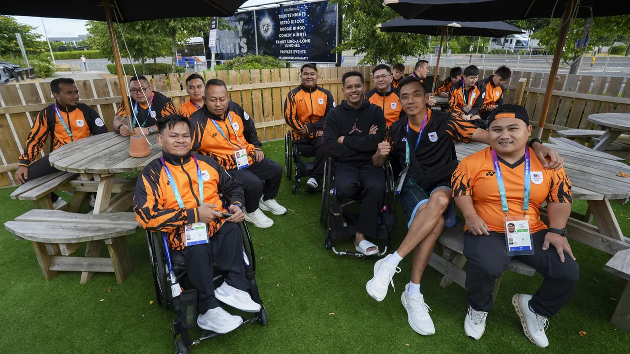 Atlet para powerlifting negara, Bonnie Bunyau Gustin (kanan) bersama atlet negara yang akan bertanding pada Kejohanan Sukan Komanwel Glasgow 2026. Kontinjen negara yang dibarisi 59 atlet, termasuk 22 atlet pára akan beraksi dalam lapan daripada 10 acara sukan yang dipertandingkan pada temasya yang berlangsung dari 23 Julai hingga 2 Ogos itu, yang turut menampilkan enam sukan para yang dipertandingkan secara bersepadu. -- fotoBERNAMA (2026) HAKCIPTA TERPELIHARA