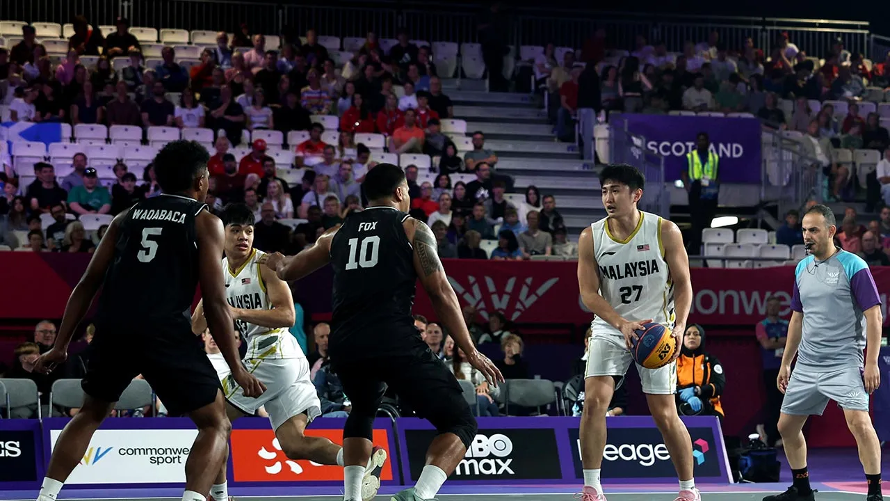 GLASGOW, 25 Julai – Pemain negara Ting Chun Hong (kanan) diasak pemain Fiji pada perlawanan kumpulan B bola keranjang 3x3 menentang Fiji sempena temasya Sukan Komanwel Glasgow 2026 di SEC Armadillo hari ini.  Malaysia menang dengan keputusan 21-16.  -- fotoBERNAMA (2026) HAKCIPTA TERPELIHARA