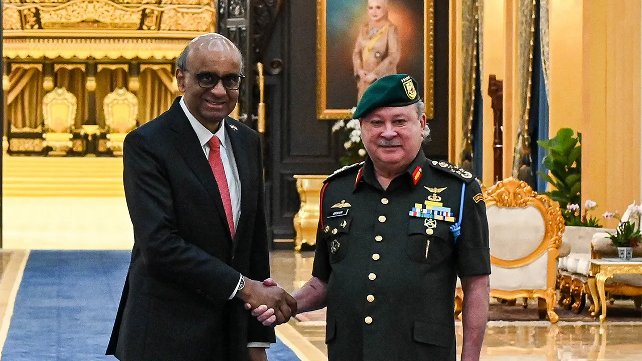 KUALA LUMPUR, 13 Julai -- Yang di-Pertuan Agong Sultan Ibrahim berkenan bersalaman bersama Presiden Singapura Tharman Shanmugaratnam pada Istiadat Sambutan Negara di Istana Negara hari ini._BERNAMA