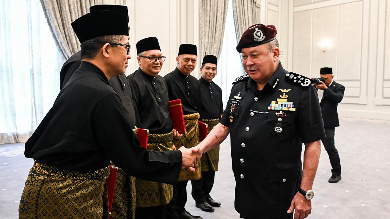 KUALA LUMPUR, 14 Julai -- Yang di-Pertuan Agong Sultan Ibrahim berkenan beramah mesra bersama ketua-ketua perwakilan yang baharu dilantik pada Istiadat Pengurniaan Watikah Pelantikan kepada bakal ketua-ketua perwakilan Malaysia ke luar negara di Singgahsana Kecil, Istana Negara hari ini.  --fotoBERNAMA (2026) HAK CIPTA TERPELIHARA