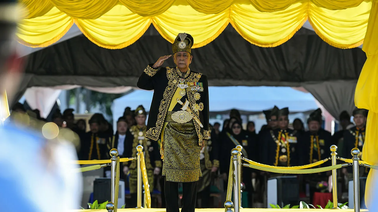 ALOR SETAR, 5 Julai -- Sultan Kedah Al-Aminul Karim Sultan Sallehuddin Sultan Badlishah berkenan memberi tabik hormat ketika Istiadat Perbarisan Kehormatan sempena Ulang Tahun Keputeraan baginda yang ke-84 di Dataran Medan Bandar hari ini._BERNAMA