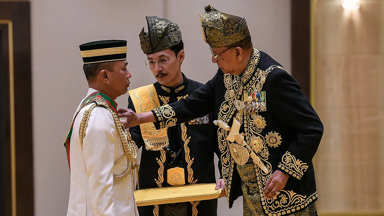 ALOR SETAR, 5 Jul -- Sultan Kedah Al-Aminul Karim Sultan Sallehuddin Sultan Badlishah berkenan menganugerahkan darjah Dato' Seri Setia Pahlawan Yang Amat Dihormati (SSPK) kepada Panglima Angkatan Tentera Malaysia, Jeneral Tan Sri Malek Razak Sulaiman yang membawa gelaran Datuk Seri Pahlawan pada Istiadat Menyembah Tahniah dan Penganugerahan Darjah-Darjah serta Bintang-Bintang Kebesaran sempena Sambutan Ulang Tahun Keputeraan Baginda ke-84 di Istana Anak Bukit hari ini.  --fotoBERNAMA (2026)