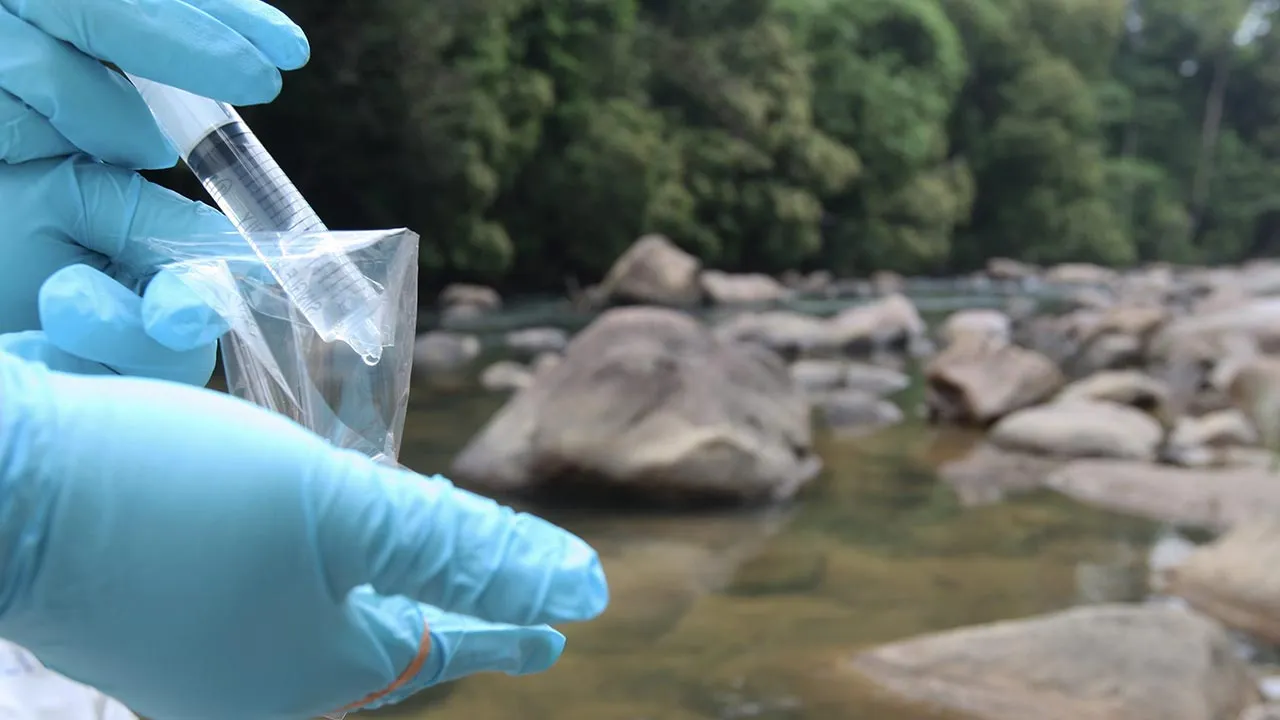 MARAN, 22 Julai -- Kementerian Kesihatan Pahang mengambil contoh air di tempat rekeasi Lubuk Yu yang ditutup untuk sementara waktu kerana menyebabkan enam kematian akibat jangkitan bakteria leptospirosis (air kencing tikus) dan melioidosis (bakteria disebabkan air dan tanah) selepas operasi menyelamat seorang mangsa pada bulan lepas di sini, hari ini...Operasi pembersihan bersepadu dijalankan hari ini membabitkan 54 anggota dari enam agensi kerajaan iaitu Jabatan Kesihatan, Jabatan Veterinar, Jabatan Perhil