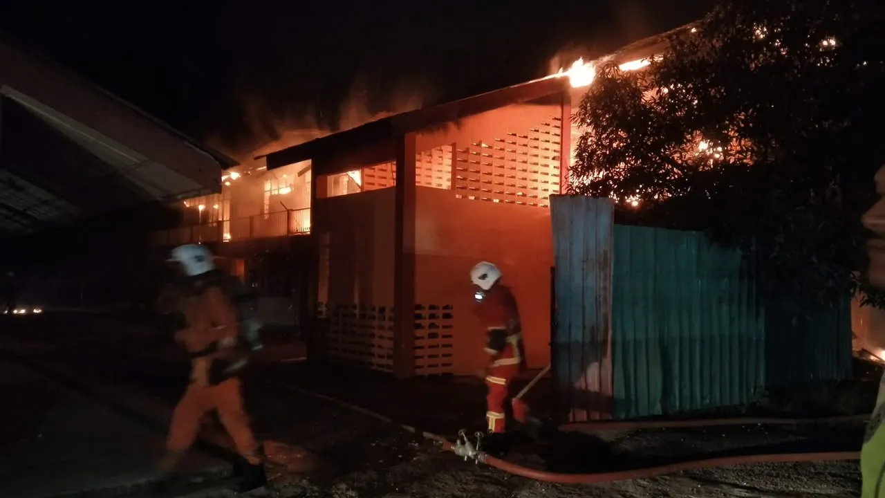 Asrama Sekolah Menengah Agama Tarbiah Diniah, Jalan Pegawai,Kulim terbakar .Sumber: BOMBA