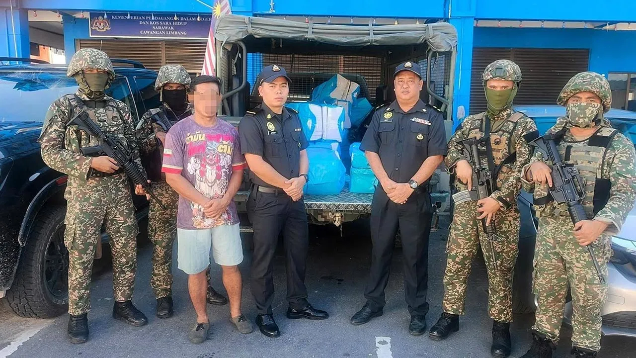 Anggota 9 RS Gagalkan Cubaan Seludup 20 Kotak Tongkeng Ayam Di Sempadan Limbang -- FB Bridged Kesembilan Infantri Malaysia