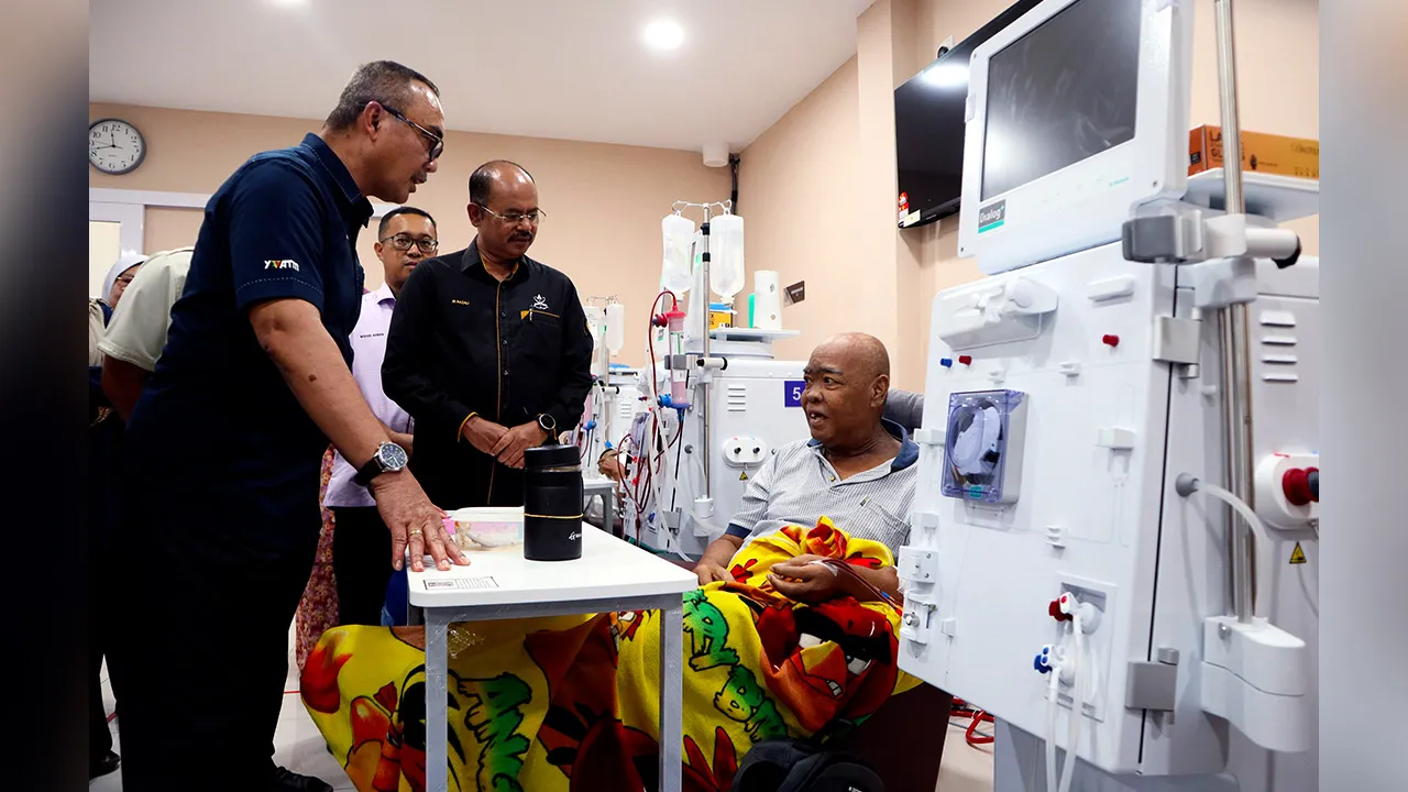 ROMPIN, 21 Julai -- Ketua Pengarah Jabatan Hal Ehwal Veteran Angkatan Tentera Malaysia (ATM) Datuk Semaon Marjuki (kiri) menyantuni pesakit yang sedang menjalani rawatan semasa melawat Pusat Dialisis Yayasan Veteran ATM selepas merasmikannya di Muadzam Shah dekat sini hari ini.  Turut hadir Pengerusi Jawatankuasa Kerja Raya, Pengangkutan dan Kesihatan Negeri Pahang, Datuk Ir. Razali Kassim (dua, kiri).  --fotoBERNAMA