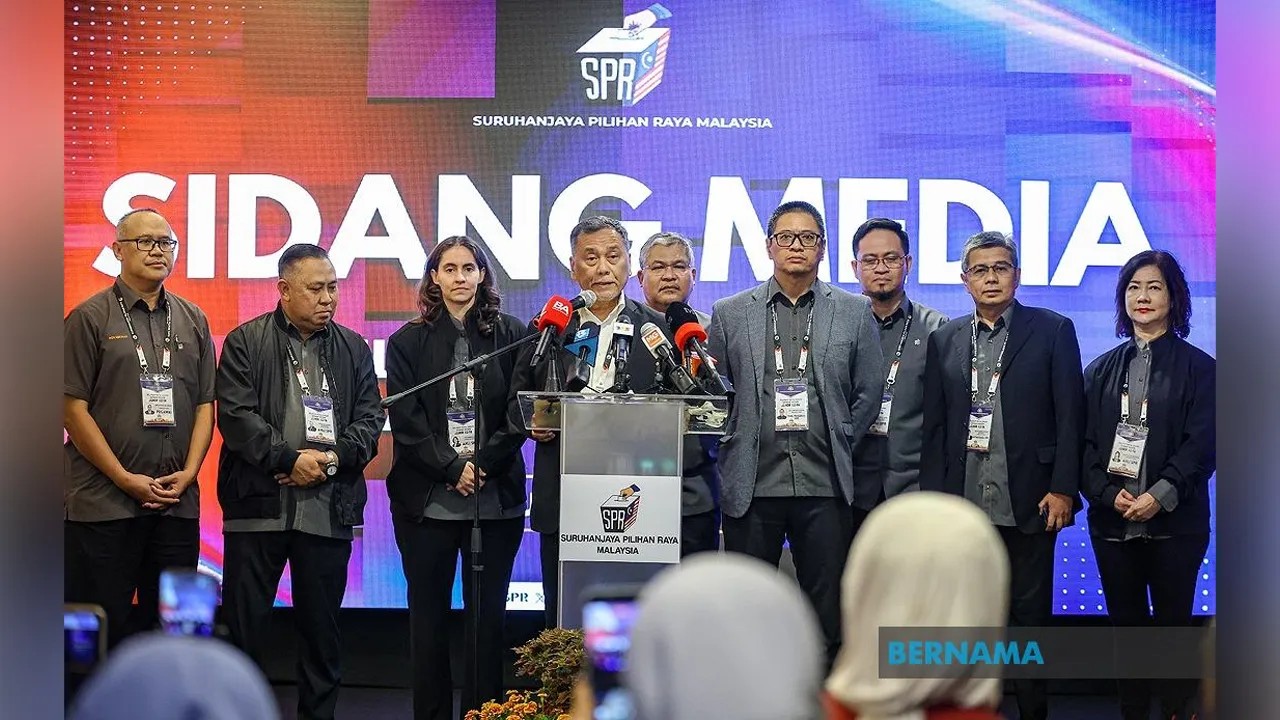 Pengerusi Suruhanjaya Pilihan Raya (SPR) Datuk Seri Ramlan Harun (tengah) ketika Sidang Media berhubung keputusan penuh bagi Pilihan Raya Negeri Johor ke-16 di Bangunan Sultan Ismail, Kota Iskandar.