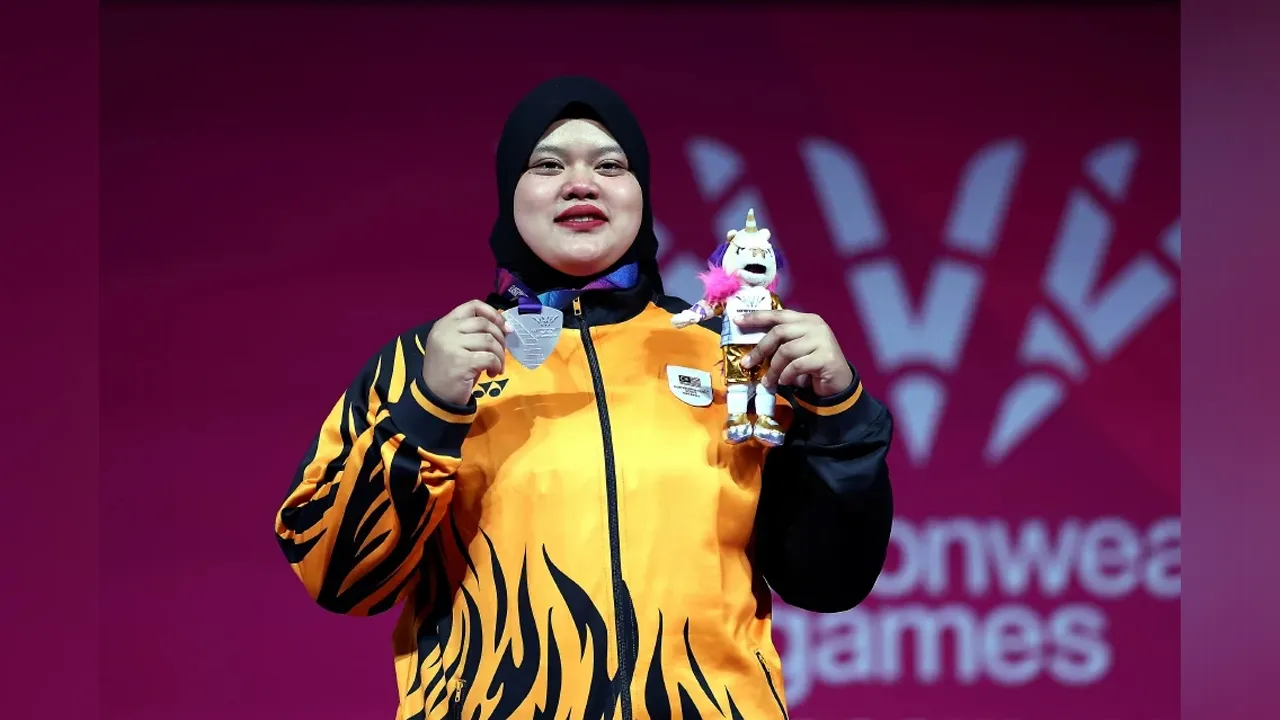 Atlet angkat berat wanita negara Siti Aqilah Farhan Draman bersama pingat perak yang dimenanginya dalam kategori 86 kilogram ke atas wanita pada temasya Sukan Komanwel Glasgow 2026 di Scottish Event Campus (SEC) Armadillo. --fotoBERNAMA (2026) HAK CIPTA TERPELIHARA