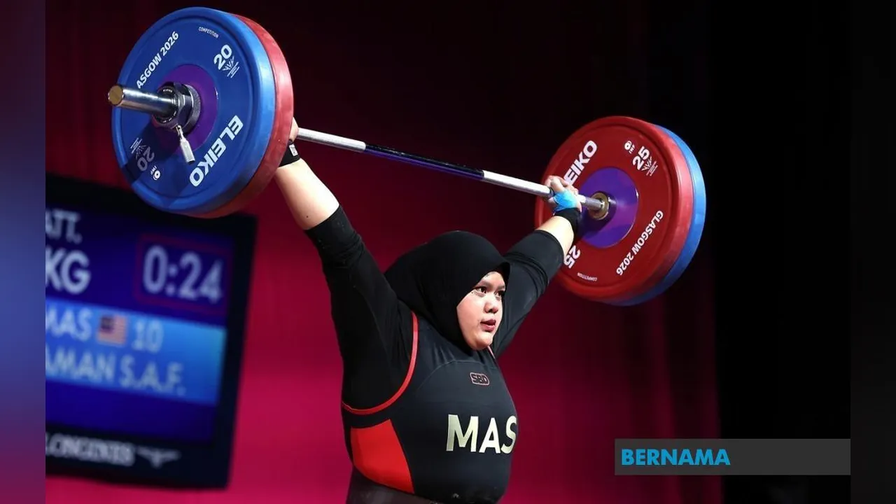 Aksi atlet angkat berat wanita negara Siti Aqilah Farhan Draman dalam kategori 86 kilogram ke atas wanita pada temasya Sukan Komanwel Glasgow 2026 di Scottish Event Campus (SEC) Armadillo hari ini. Aqilah merangkul pingat perak dengan angkatan keseluruhan 253 kilogram. --fotoBERNAMA (2026) HAK CIPTA TERPELIHARA