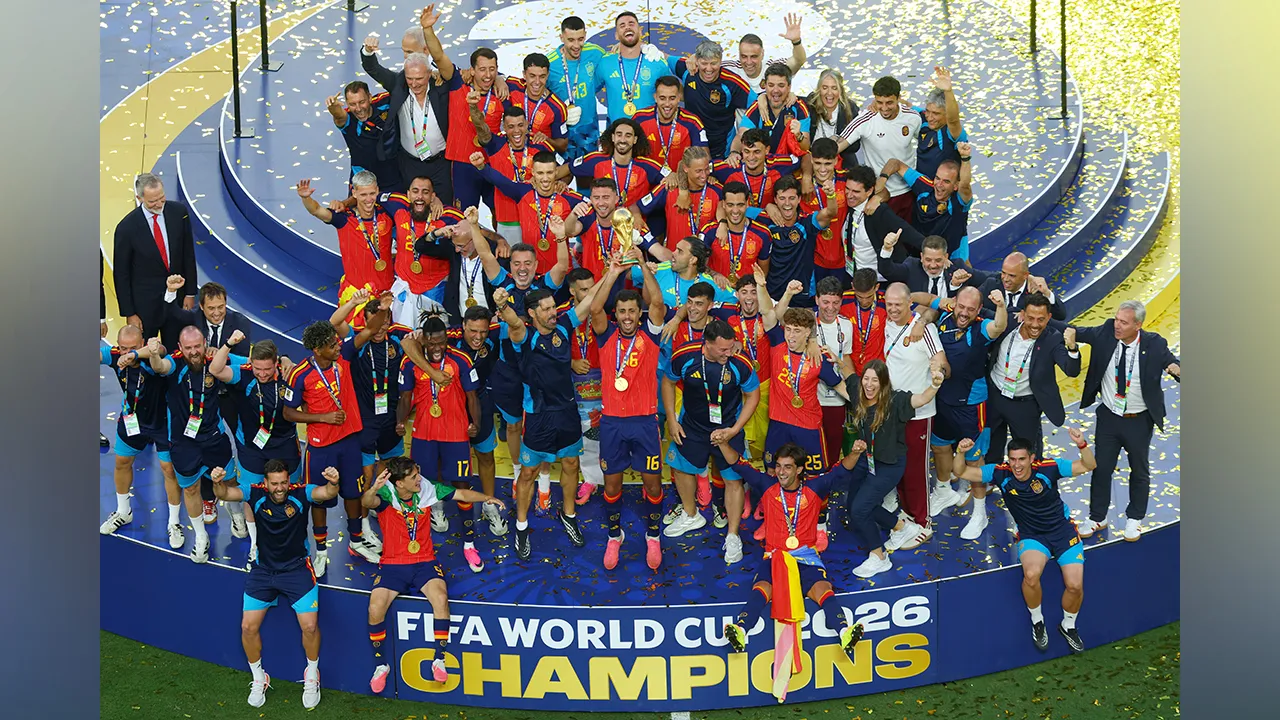 Soccer Football - FIFA World Cup 2026 - Final - Spain v Argentina - New York/New Jersey Stadium, East Rutherford, New Jersey, U.S. - July 19, 2026 Spain's Rodri lifts the World Cup trophy alongside teammates as they celebrate winning the World Cup as Spain's King Felipe VI watches on REUTERS/Mike Segar
