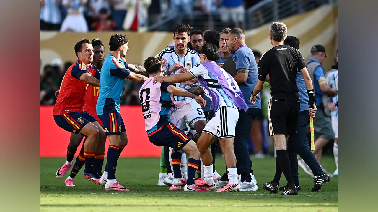 Soccer Football - FIFA World Cup 2026 - Final - Spain v Argentina - New York/New Jersey Stadium, East Rutherford, New Jersey, U.S. - July 19, 2026 Argentina's Leandro Paredes and Lisandro Martinez clash with Spain's Gavi after the match REUTERS/Dylan Martinez REFILE - CORRECTING ID