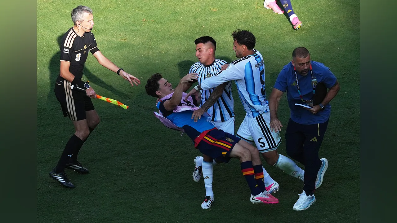 Soccer Football - FIFA World Cup 2026 - Final - Spain v Argentina - New York/New Jersey Stadium, East Rutherford, New Jersey, U.S. - July 19, 2026 Argentina's Leandro Paredes clashes with Spain's Gavi next to assistant coach Walter Samuel IMAGN IMAGES via Reuters/James Lang