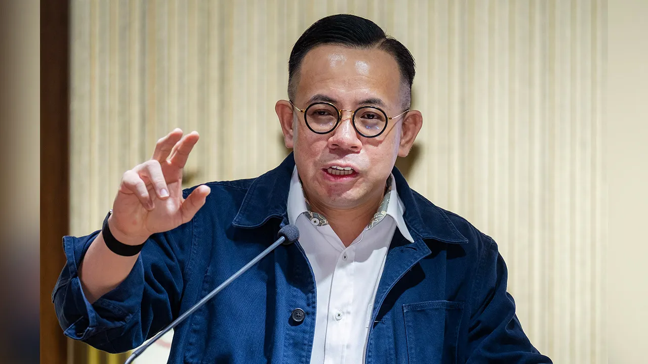 KUALA LUMPUR, 31 Julai -- Menteri Pembangunan Usahawan dan Koperasi Steven Sim Chee Keong bercakap pada Sidang Media Prestasi Perusahaan Mikro, Kecil dan Sederhana (PMKS) 2025 di SME Corp. hari ini.  --fotoBERNAMA 