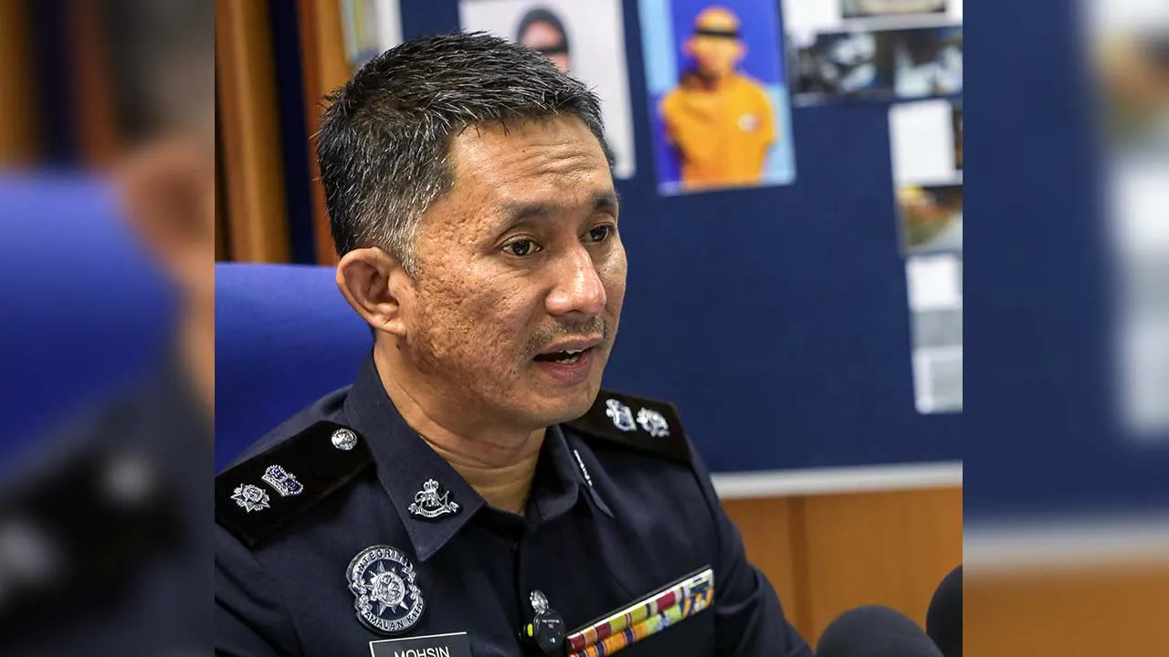 ARAU, 5 Feb –- Ketua Polis Daerah Arau Supt Ahmad Mohsin Md Rodi pada sidang media berhubung penahanan empat individu disyaki terlibat dalam kes curi kereta dan pecah rumah yang berlaku di sekitar negeri Perlis di Ibu Pejabat Polis Daerah (IPD) Arau, di sini hari ini.  --fotoBERNAMA (2026) HAK CIPTA TERPELIHARA