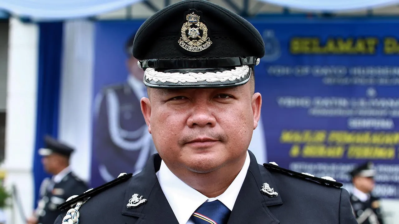BANTING, 4 Dis -- Ketua Polis Daerah Kuala Langat yang baharu Supt Mohd Akmalrizal Radzi pada majlis pemakaian pangkat dan serah terima tugas Ketua Polis Daerah Kuala Langat di Ibu Pejabat Polis Daerah (IPD) Kuala Langat di sini hari ini.  --fotoBERNAMA (2024) HAK CIPTA TERPELIHARA